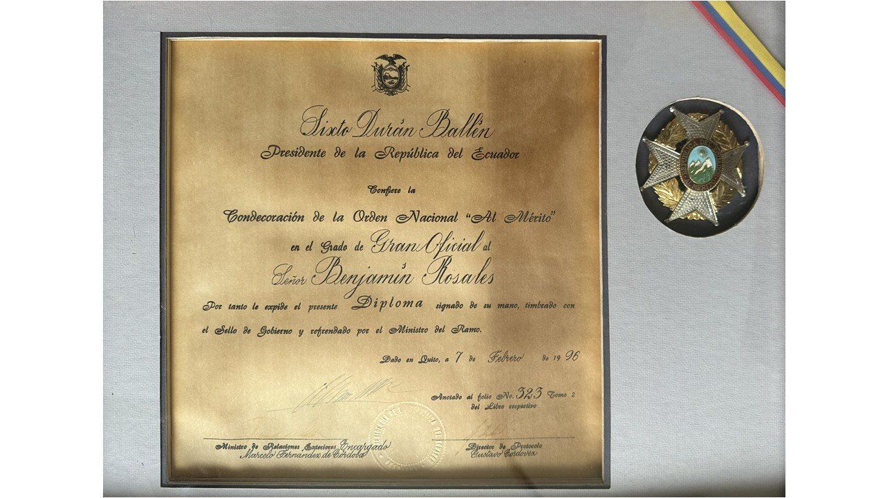 Diploma y venera de la Orden Nacional Al Mérito en el grado de Gran Oficial, 1996