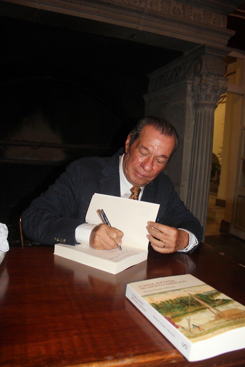 Benjamín Rosales Valenzuela firma un ejemplar de «La Balsa Ancestral del Pacífico Americano»