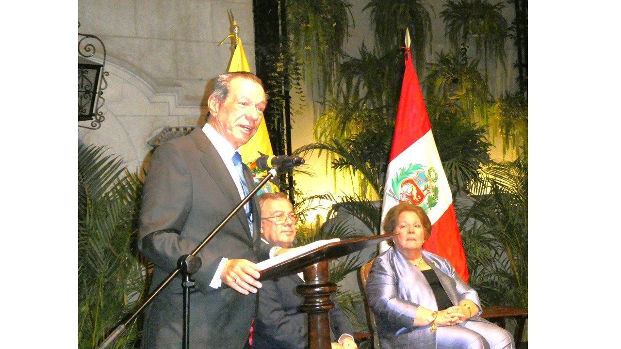 Benjamín Rosales lee su discurso desde un atril durante la presentación en Lima