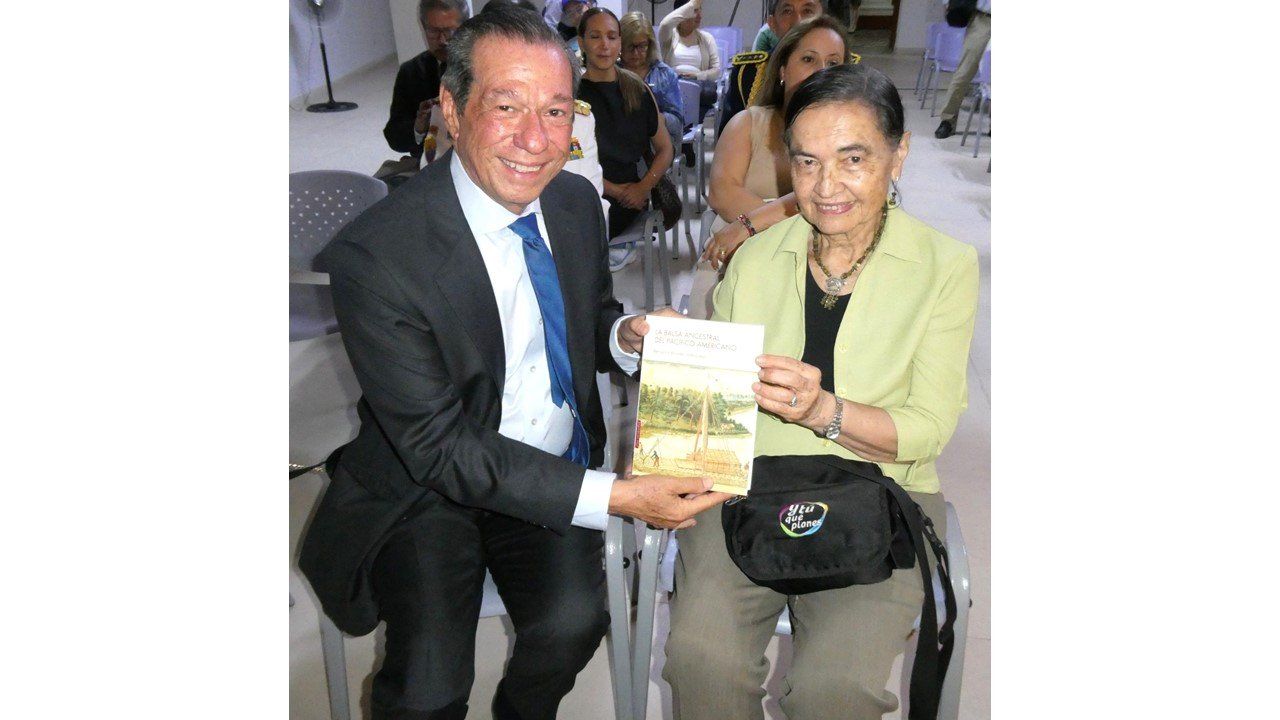 El autor entrega un ejemplar del libro a una asistente en Lima