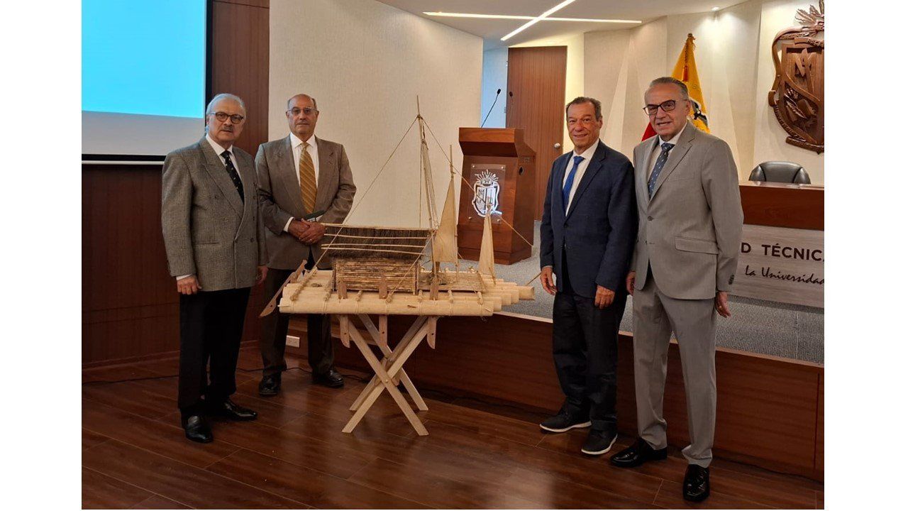 Benjamín Rosales y tres académicos junto a la maqueta de la balsa en el auditorio de la UTPL