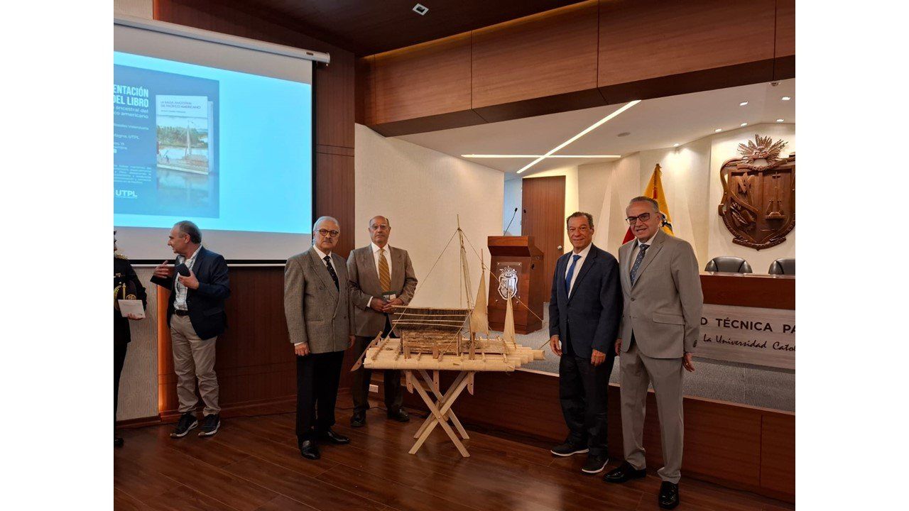 Vista del auditorio de la UTPL con la presentación del libro proyectada