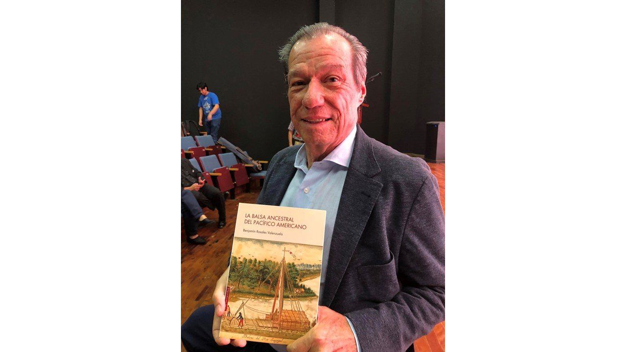 El autor sonríe mostrando la portada de «La Balsa Ancestral del Pacífico Americano»
