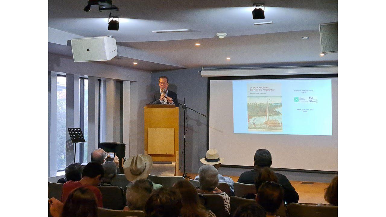 Benjamín Rosales expone desde el atril con la portada del libro proyectada en Portoviejo