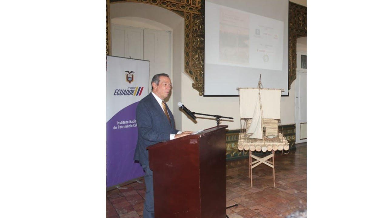 Benjamín Rosales habla desde el atril junto a una maqueta de balsa en la Casa Jijón y Caamaño