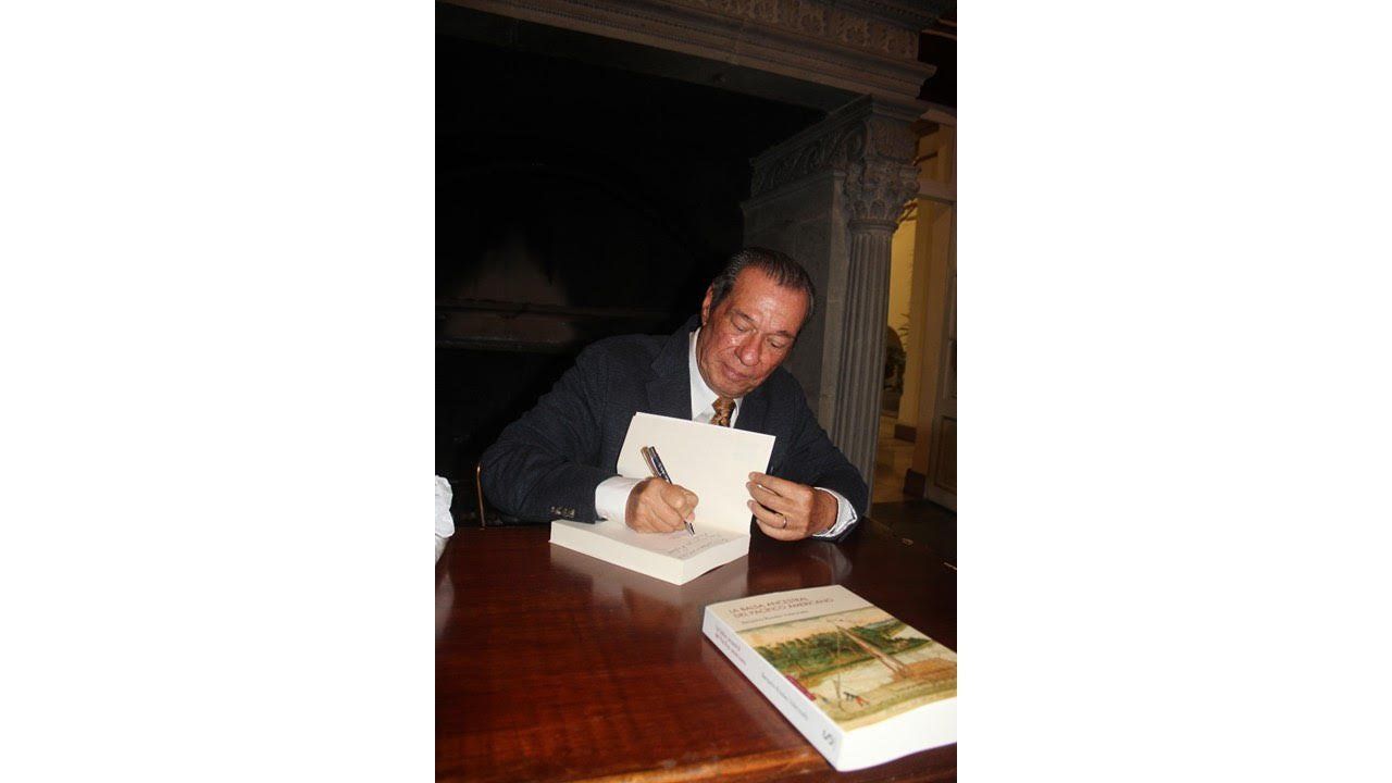 El autor dedica un ejemplar del libro en Quito